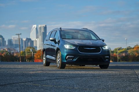 2022 chrysler pacifica hybrid front exterior
