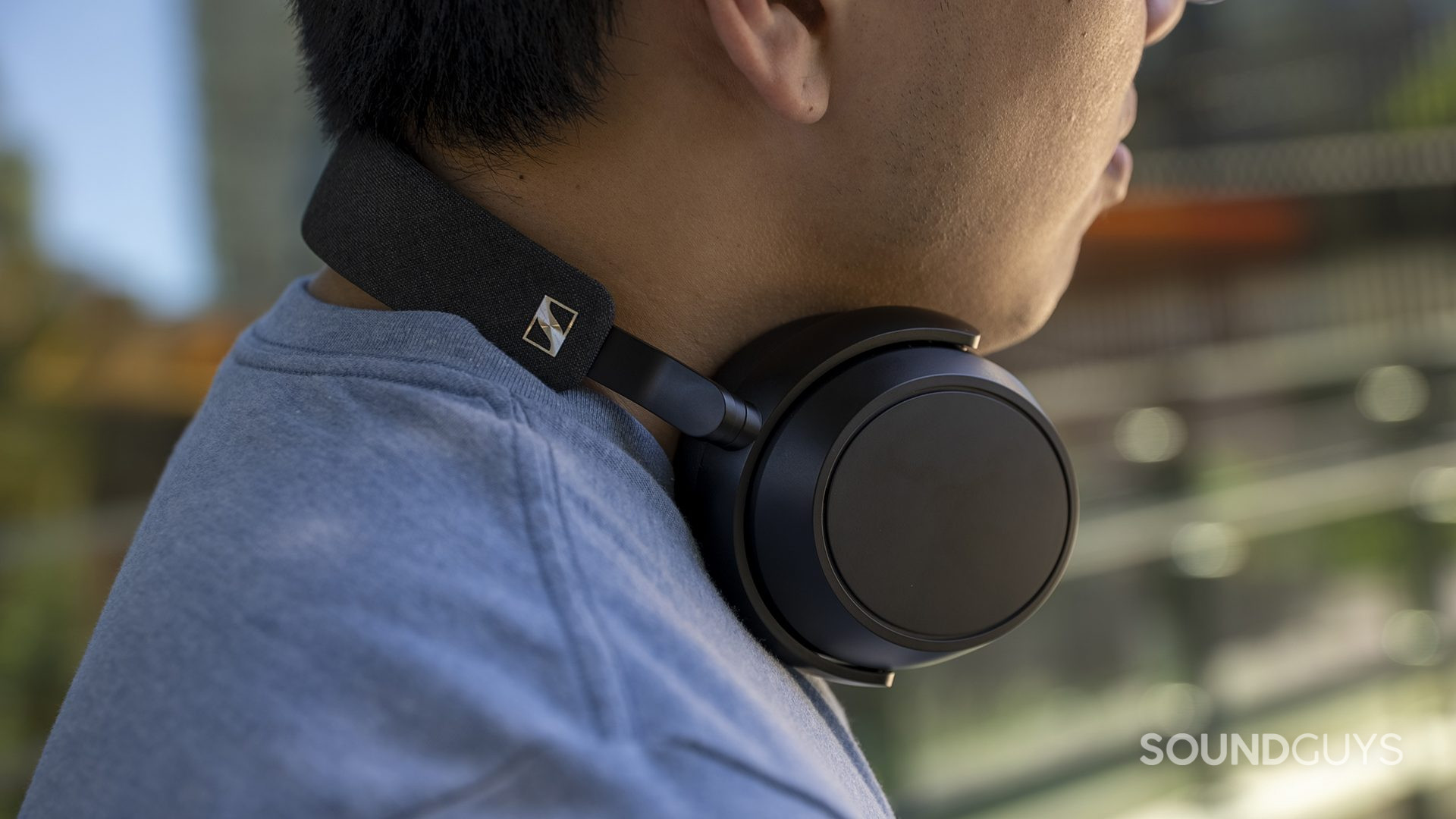 The Sennheiser HD 350BT next to the Sennheiser HD 450BT Bluetooth headphones to illustrate how similar the two headphones are to one another.