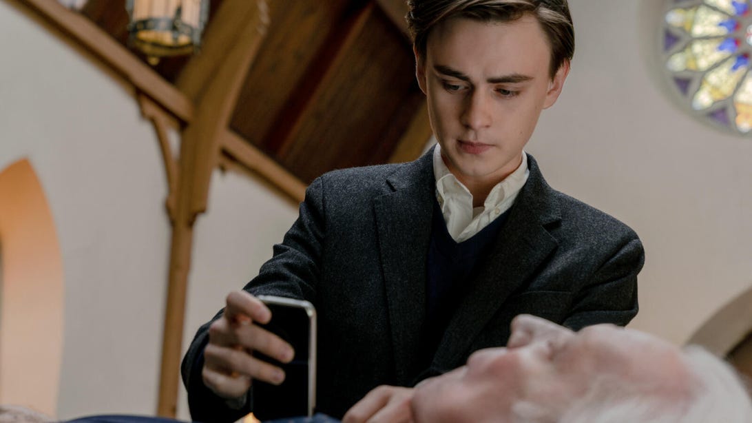 Jaeden Martell and Donald Sutherland, Mr. Harrigan's Phone