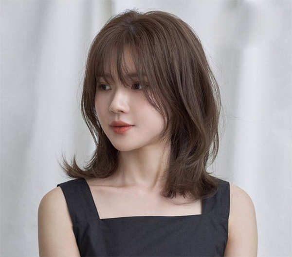 Nếu bạn có khuôn mặt tròn thì có thể lựa chọn kiểu tóc layer mái thưa