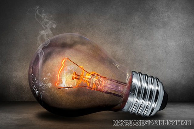 Wolfram là kim loại có khả năng truyền nhiệt tốt, được sử dụng chủ yếu làm dây tóc bóng đèn sợi đốt.