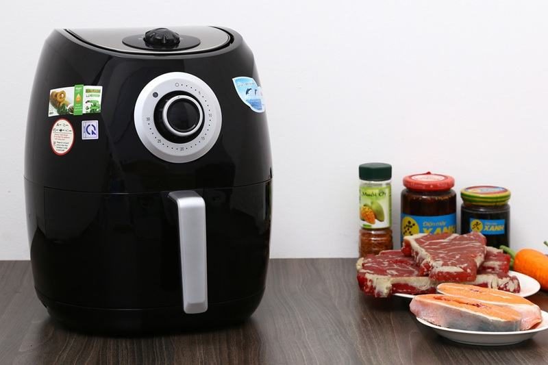 Mỗi nồi chiên đều có bảng điều khiển thời gian và nhiệt độ ở bên ngoài